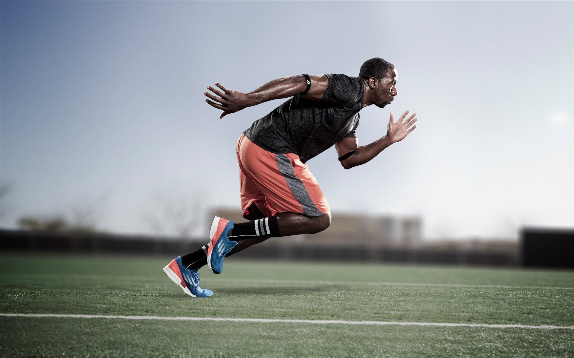 _在城市天际线滑索飞跃：速度与惊险的巅峰体验_，城市天际线飞机在滑行道起飞