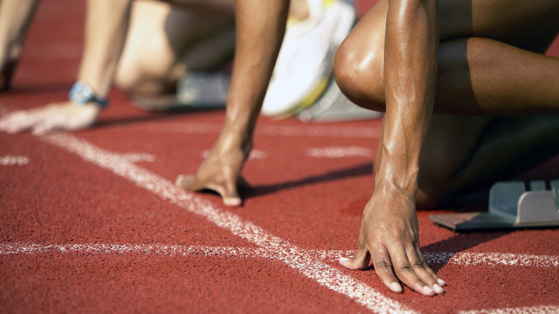 “英超激战：强队逐步锁定欧冠席位”，英超竞争激烈